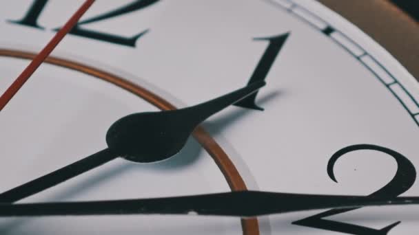 Reloj de pared vintage con movimiento de segunda mano en esfera circular blanca — Vídeos de Stock