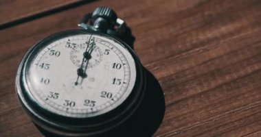 Eski Vintage Kronometre Tahta Masada Yatar ve Saniyeleri Sayar