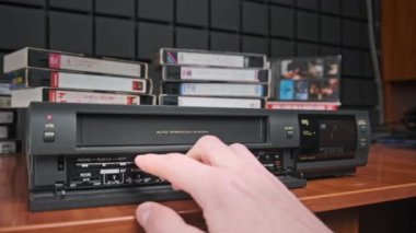 VHS Teyp Kasetini VCR Oynatıcıdan Çıkart