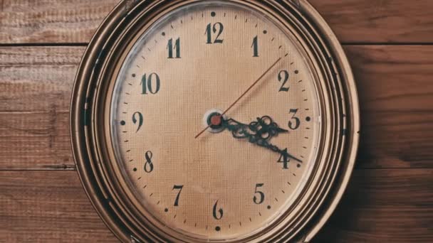 Antiguo reloj de pared retro con movimiento de segunda mano sobre fondo de madera — Vídeo de stock