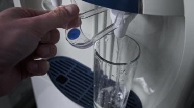 Temiz Su, Su Soğutucusundan Bardağa dökülüyor