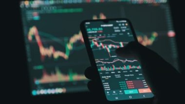 Akıllı Telefona Dokunan Adam Ekranı, Dijital Değişim Verilerine Göz at