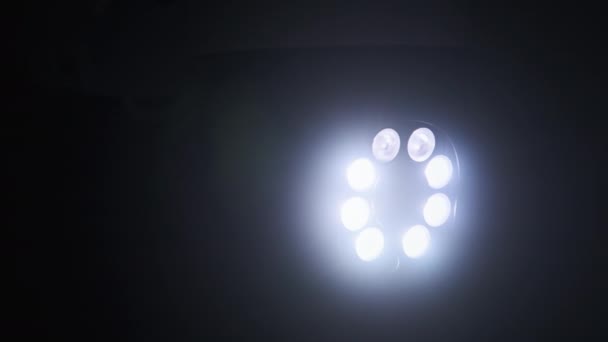 Telecamera a circuito chiuso con luce LED brillante girata ruota di notte — Video Stock