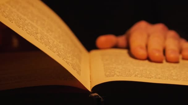 Leggere un vecchio libro sotto lampada gialla Vintage Illuminazione — Video Stock