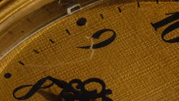 Timelapse de las manos del reloj giratorio en un amarillo viejo redondo Vintage Dial — Vídeos de Stock