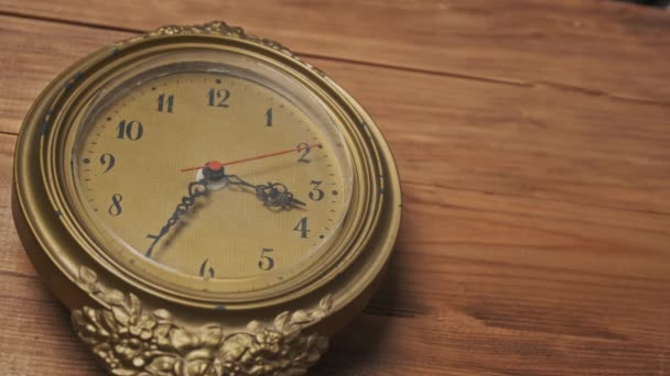 Antiguo reloj de pared retro con movimiento de segunda mano sobre fondo de madera — Vídeos de Stock