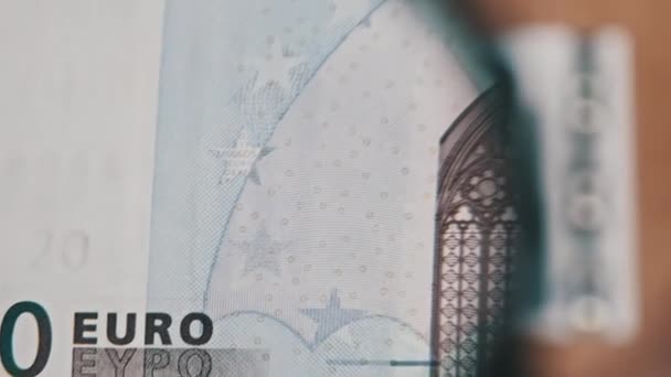 Двадцать евро под увеличительным стеклом — стоковое видео