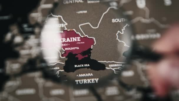 Украина на карте мира под лупой — стоковое видео