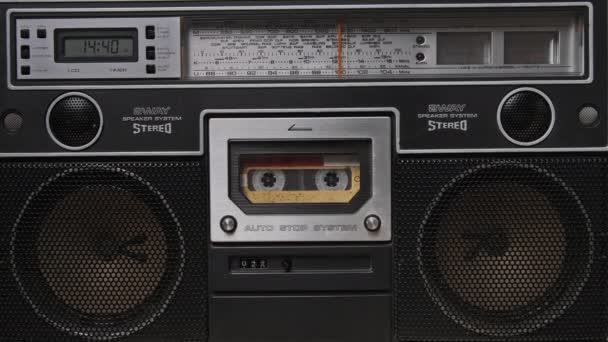 Vintage cassette de audio gira en la antigua grabadora de cinta — Vídeos de Stock