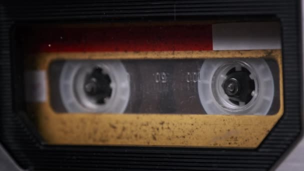 Vintage Yellow Audio Cassette Tape obraca się na pokładzie starego magnetofonu — Wideo stockowe