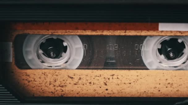 旧磁带录音机中的老式盒式磁带旋转 — 图库视频影像