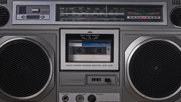 Audio Cassette Tape draait in Deck of a Old Tape Recorder — Stockvideo