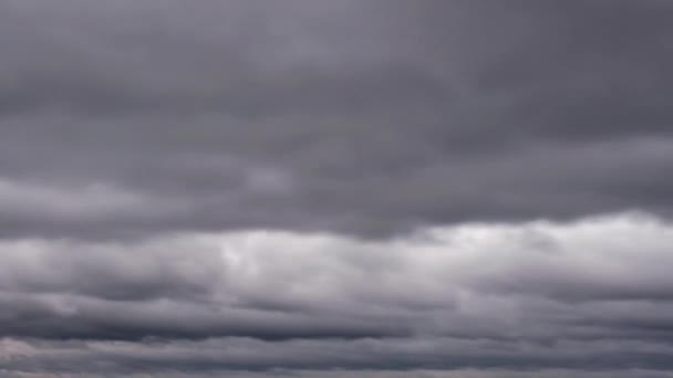 Драматические грозовые облака движутся в небе, хронология — стоковое видео
