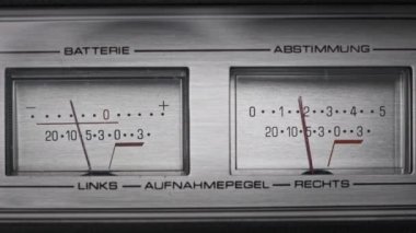Gümüş renkli teyp kaydedicisinde iki analog VU ölçer, ok göstergeleri