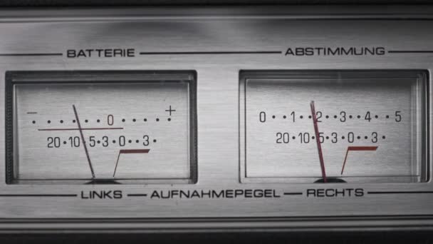 Dwa analogowe mierniki VU na srebrnym magnetofonie, wskaźniki strzałek — Wideo stockowe