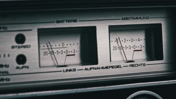 Dos medidores analógicos VU en grabadora de cinta de color plata, indicadores de flecha — Vídeo de stock