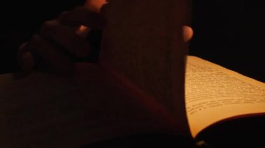 Atmosfer Altında Eski Bir Kitap Okuma Sarı Lamba Işığı