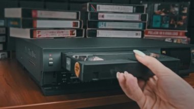 VHS Kaseti VCR 'a ekle ve Oynat düğmesine bas