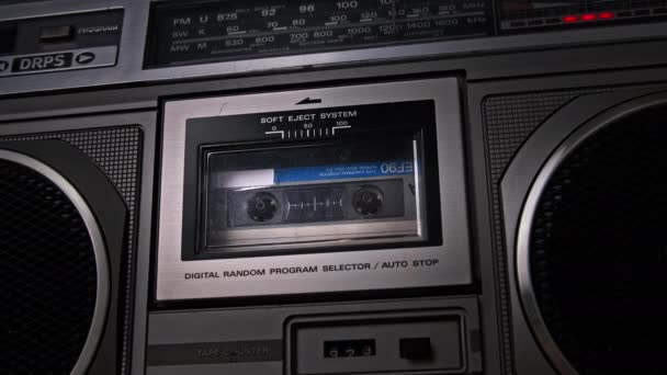 Аудіокасетна стрічка обертається в колоді старого магнітофона — стокове відео