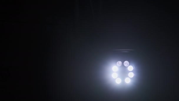 CCTV-Kamera mit eingeschaltetem hellen LED-Licht dreht sich nachts — Stockvideo