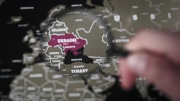 Ukraina na mapie świata pod szkłem powiększającym — Wideo stockowe