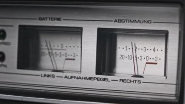 Gümüş Renkli Stereo Teyp Kaydı Analog VU Ölçümleri, Ok Göstergeleri