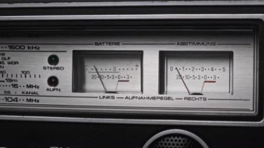 Gümüş Renkli Stereo Teyp Kaydı Analog VU Ölçümleri, Ok Göstergeleri