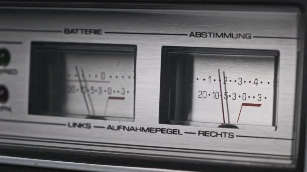 Medidores analógicos VU en grabadora de cinta estéreo de color plata, indicadores de flecha — Vídeo de stock