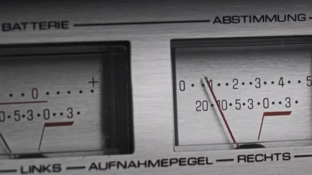 Analoge VU-Messgeräte auf silberfarbenem Stereo-Tonbandgerät, Pfeil-Indikatoren — Stockvideo
