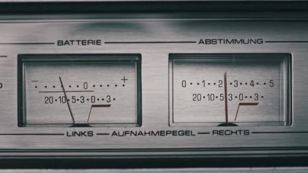 Analogowe mierniki VU na srebrnym magnetofonie stereo, wskaźniki strzałek — Wideo stockowe