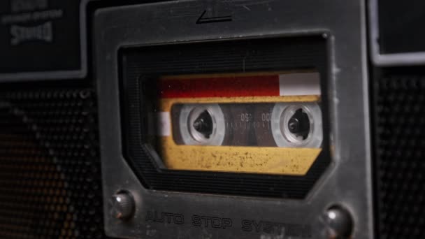 Винтажная аудиокассета вращается в старом магнитофоне — стоковое видео