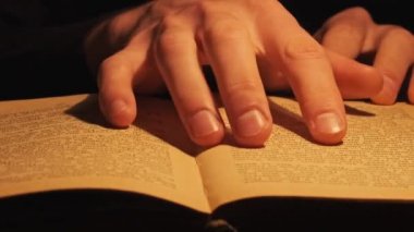 Atmosfer Altında Eski Bir Kitap Okuma Sarı Lamba Işığı