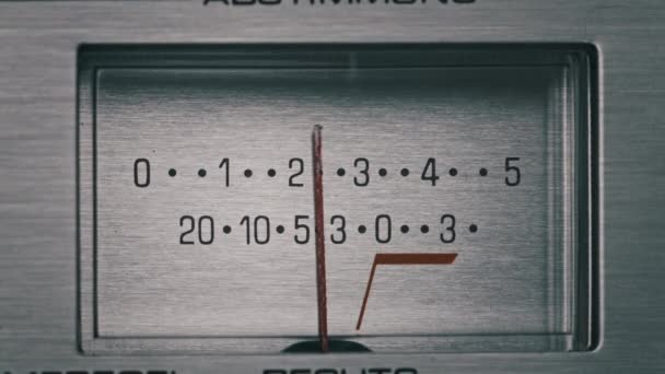 Analoges VU-Meter auf silberfarbenem Stereo-Tonbandgerät, Pfeilanzeige — Stockvideo