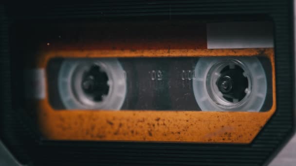 Vintage audiocassette draait in oude bandrecorder — Stockvideo