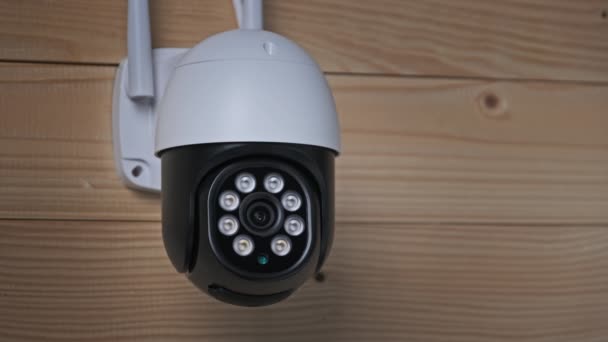 Beveiligingscamera Surveillance draait op houten achtergrond — Stockvideo