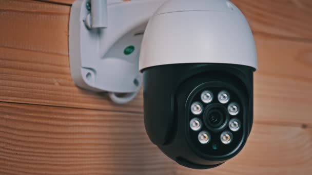 Beveiligingscamera Surveillance draait op houten achtergrond — Stockvideo