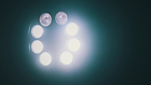 Cámara CCTV con ledes brillantes girados y luz infrarroja gira por la noche — Vídeo de stock