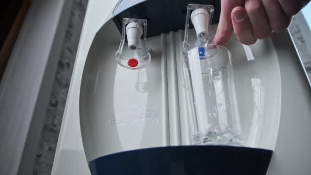 Refrigerador de água, água clara está derramando em vidro do distribuidor de água — Vídeo de Stock
