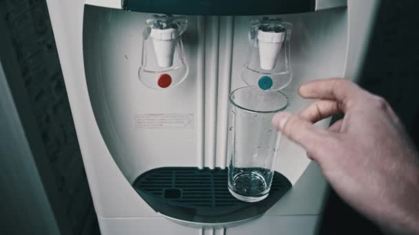 Чистая вода льется в стекло из охладителя воды — стоковое видео