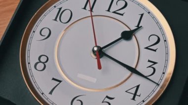 Ahşap Arkaplanda İkinci El Taşıma ile Klasik Duvar Saati