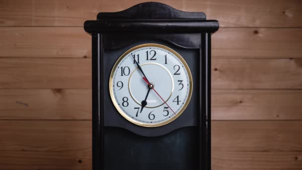 A teljes időeltolódás időpontja reggel 7 órakor vagy délután a Vintage Clock-on — Stock videók