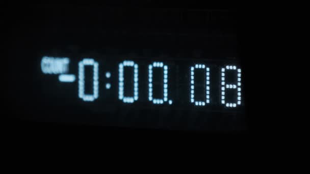 Contador digital electrónico en el vídeo contando el tiempo, indicador led retro — Vídeo de stock