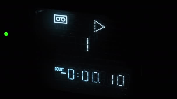 Elektronisk digital räknare på VCR räkna tid, Retro Led indikator — Stockvideo