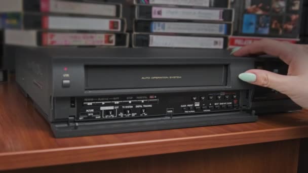 Expulsar casete de cinta VHS del reproductor VCR — Vídeo de stock