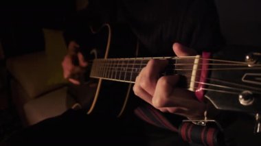 Adam Atmosferik Karanlık Işıltıda Evde Akustik Gitar Çalıyor