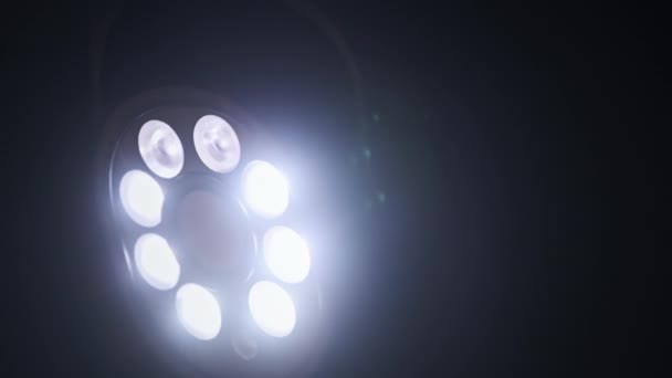 CCTV kamera se zhasnutou jasnou LED kontrolkou se otáčí v noci — Stock video