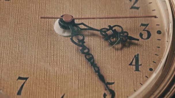 Antiguo reloj de pared retro con movimiento de segunda mano, primer plano — Vídeo de stock