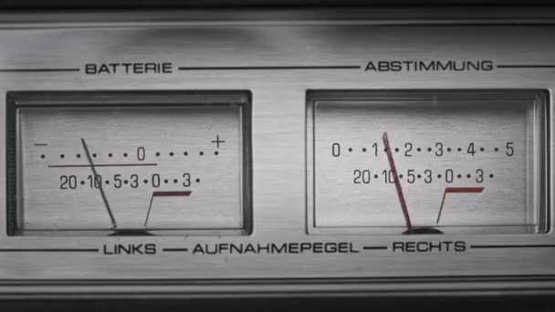 Zwei analoge VU-Meter auf silberfarbenem Tonbandgerät, Pfeil-Indikatoren — Stockvideo