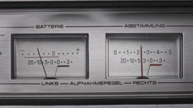 Gümüş Renkli Stereo Teyp Kaydı Analog VU Ölçümleri, Ok Göstergeleri