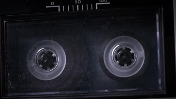 Аудіокасета обертається в Вінтажний магнітофон — стокове відео